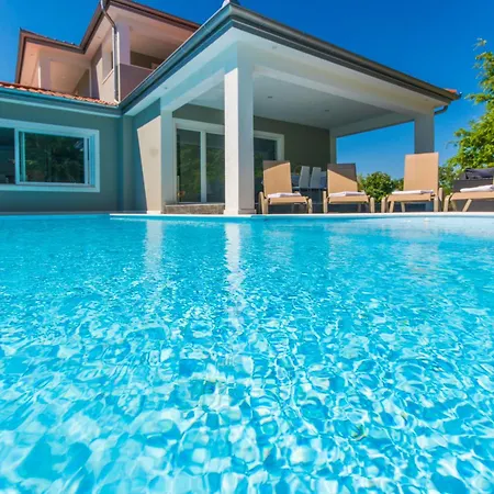 Дом отдыха Inka, An Exquisitely Crafted Boasting A Private Pool Santalezi